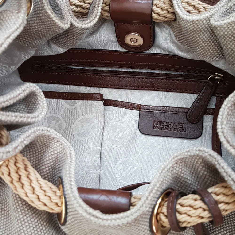 New Michael Kors Handbag - Picture 3 of 10